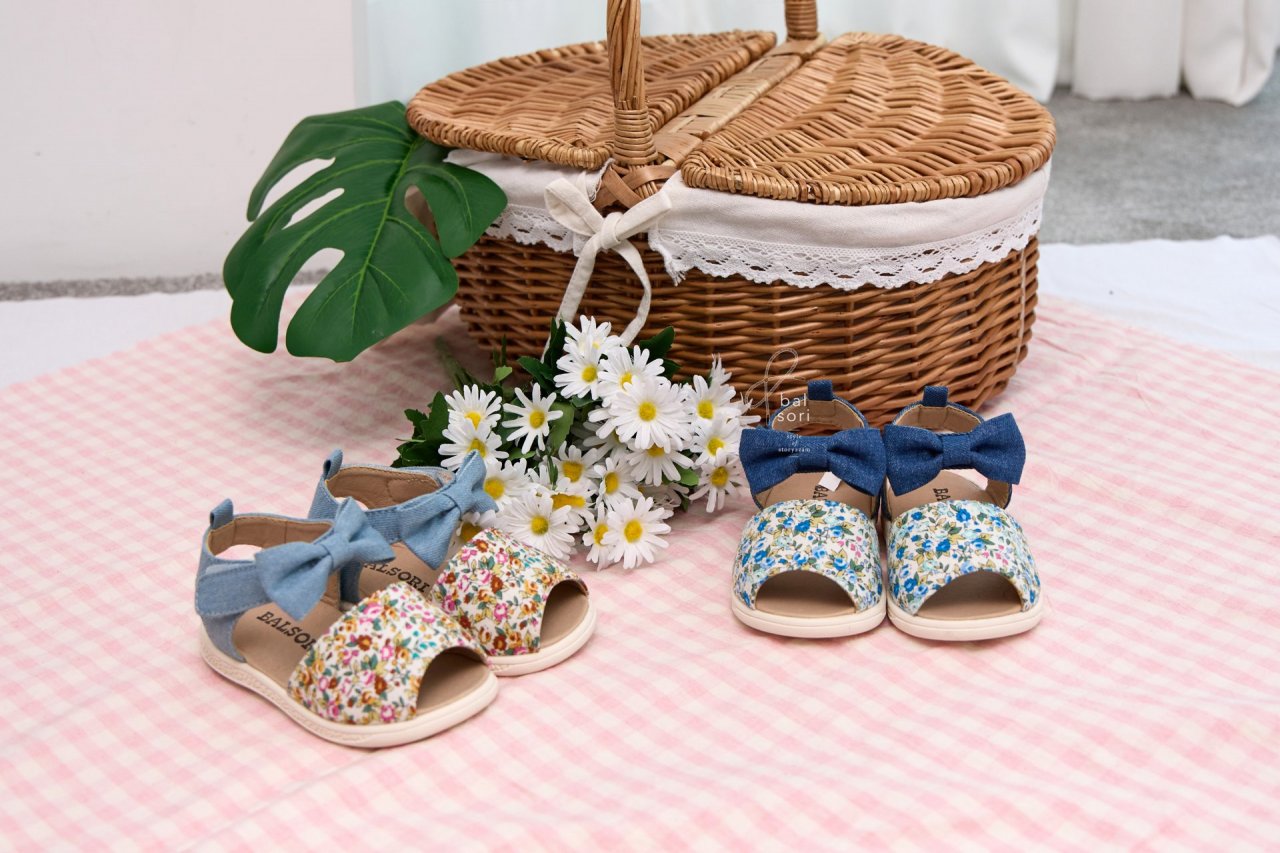 Y914 Pureum Squeaky Shoes Korean infant shoes in deep blue made in Korea